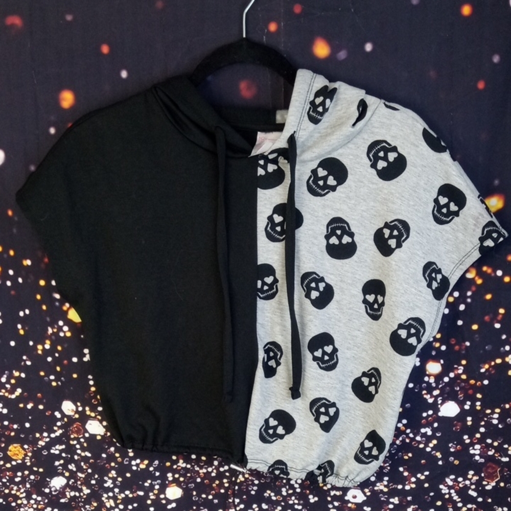 👕 No Boundaries Black and Gray Skull Hoodie Crop Top
